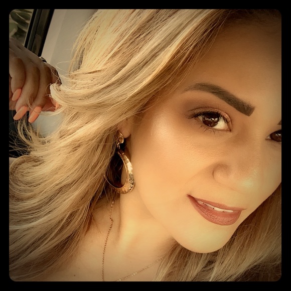 Meet your Posher, Tiffany - Picture 1 of 2